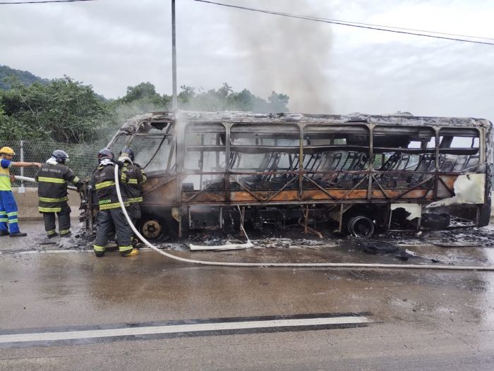 Micro-ônibus com estudantes pega fogo na Serra da Rodovia dos Tamoios