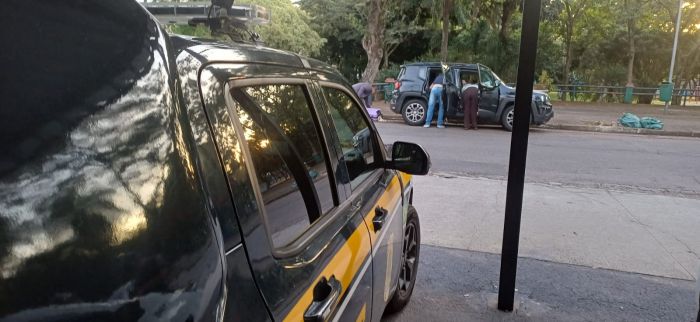 PRF prende trio chileno após furto em veículo na Via Dutra em São José dos Campos