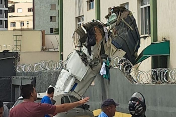 Queda de avião atinge prédio em Belo Horizonte e deixa mortos
