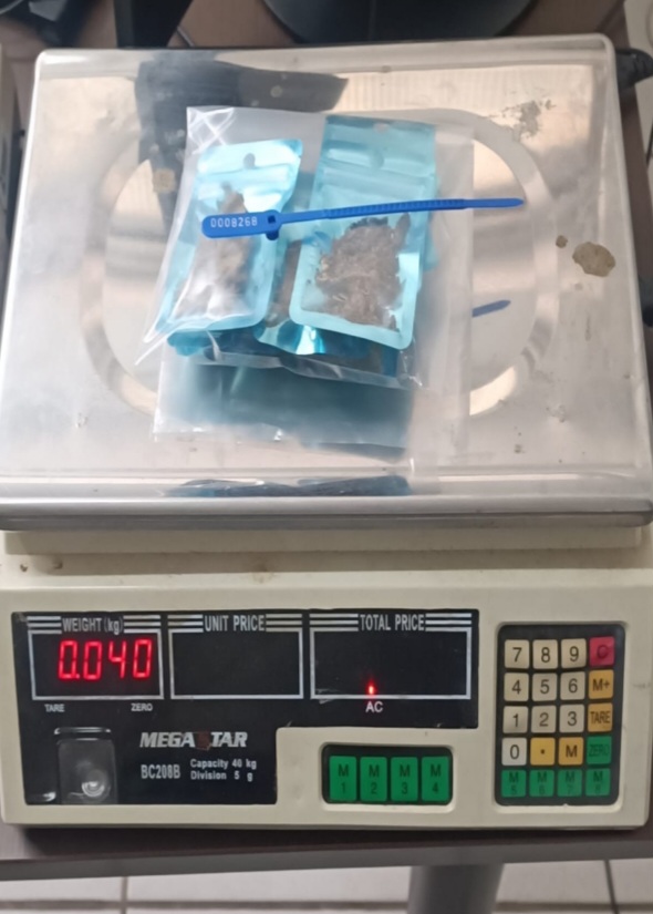 Mandado de prisão termina com apreensão de drogas e materiais do tráfico em Pindamonhangaba