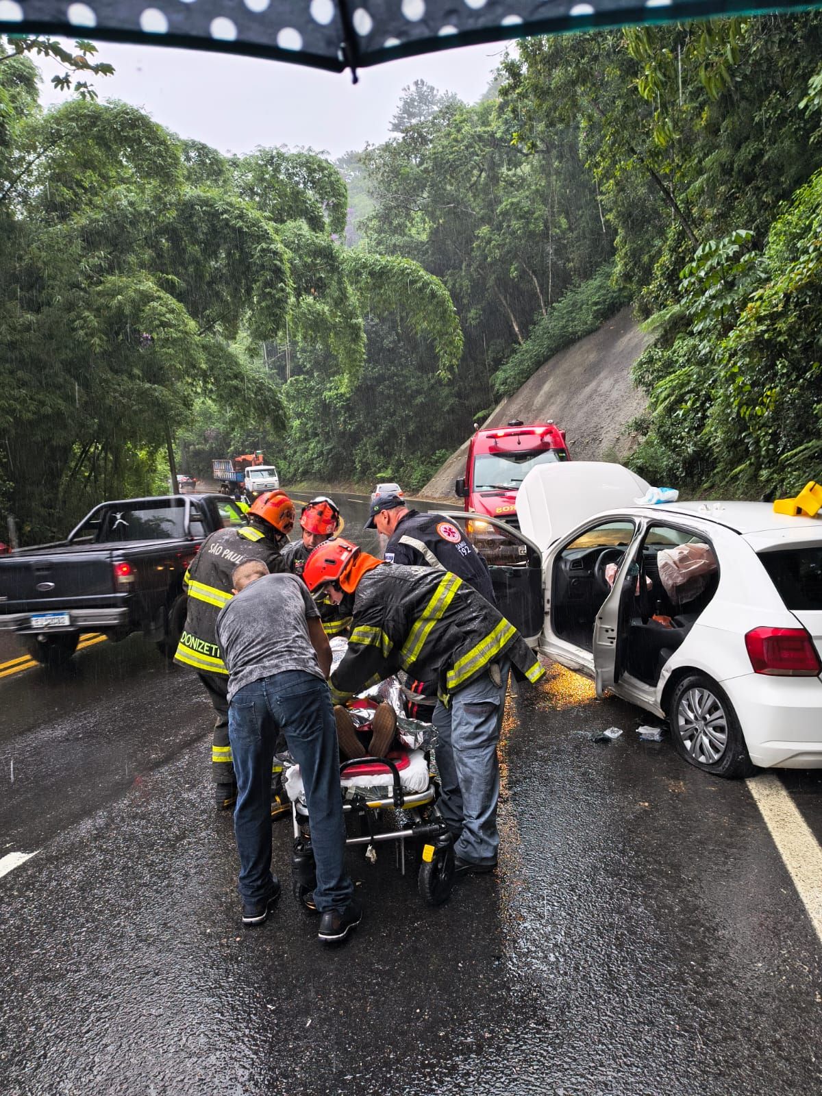 Caminhão tomba em curva e atinge carro na Rodovia Rio-Santos, em Caraguatatuba