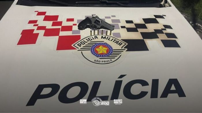 Dupla é Detida e Revólver Apreendido pela PM em Perseguição no Bairro Caçapava Velha