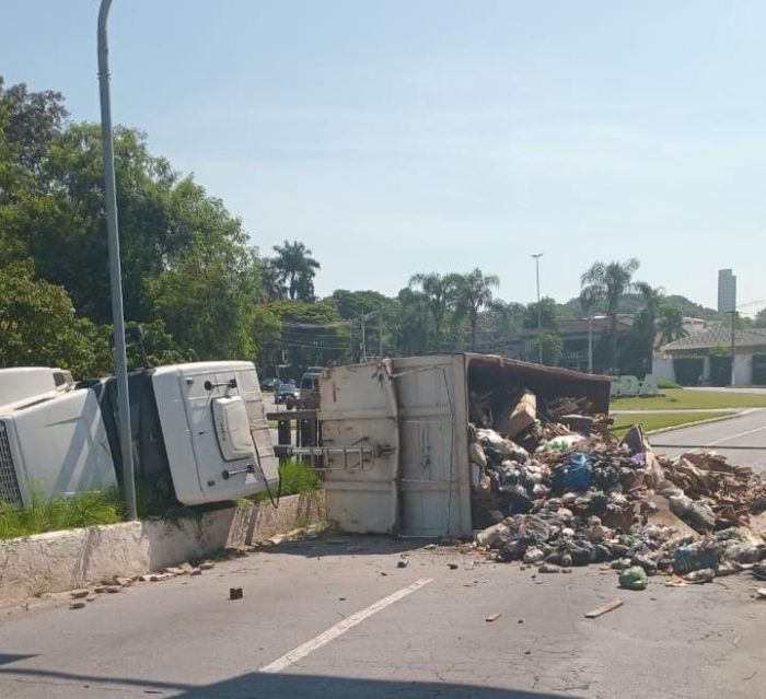Caminhão Tomba e Interdita Acesso à Ponte Rosinha Filippo em Guaratinguetá 