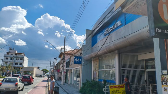 EDP e Prefeitura vão iniciar força-tarefa para remover fios irregulares em postes de Pindamonhangaba