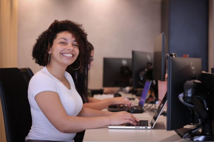 Governo de SP abre 20 mil vagas de estágio para alunos do Ensino Médio com bolsas de até R$ 851