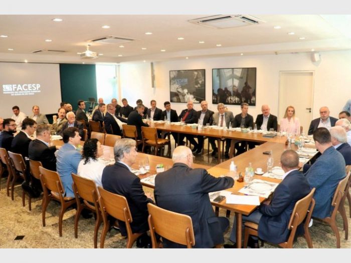 Associações Comerciais travam batalha em Brasília para adiar votação da jornada 6x1