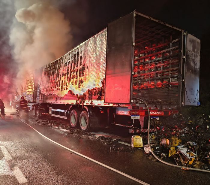 Incêndio destrói caminhão de carga durante a madrugada em Jacareí 