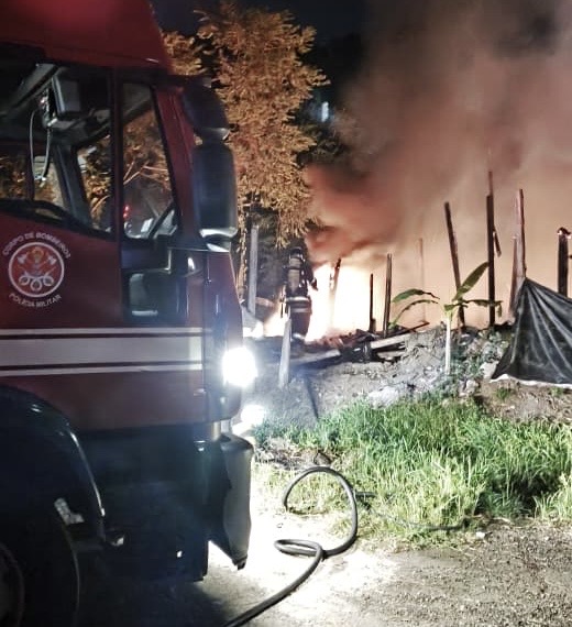 Incêndio destrói construção precária no Estufa II, em Ubatuba, durante a madrugada