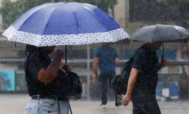 Inmet emite alerta laranja para chuvas intensas em 17 estados no início da semana