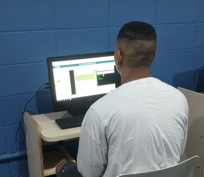 Jovens da Fundação CASA de Caraguatatuba começam curso de inteligência artificial