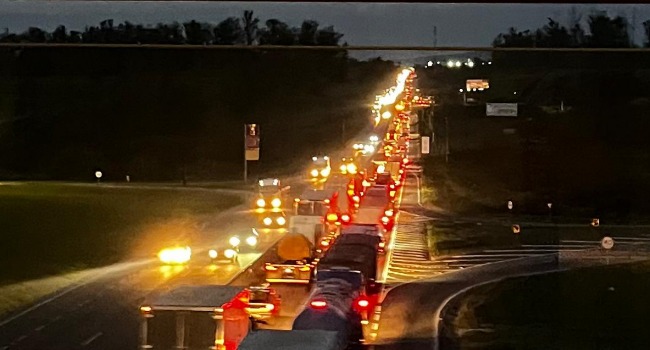 Colisão entre caminhões na Dutra causa ferido e gera 9 km de congestionamento