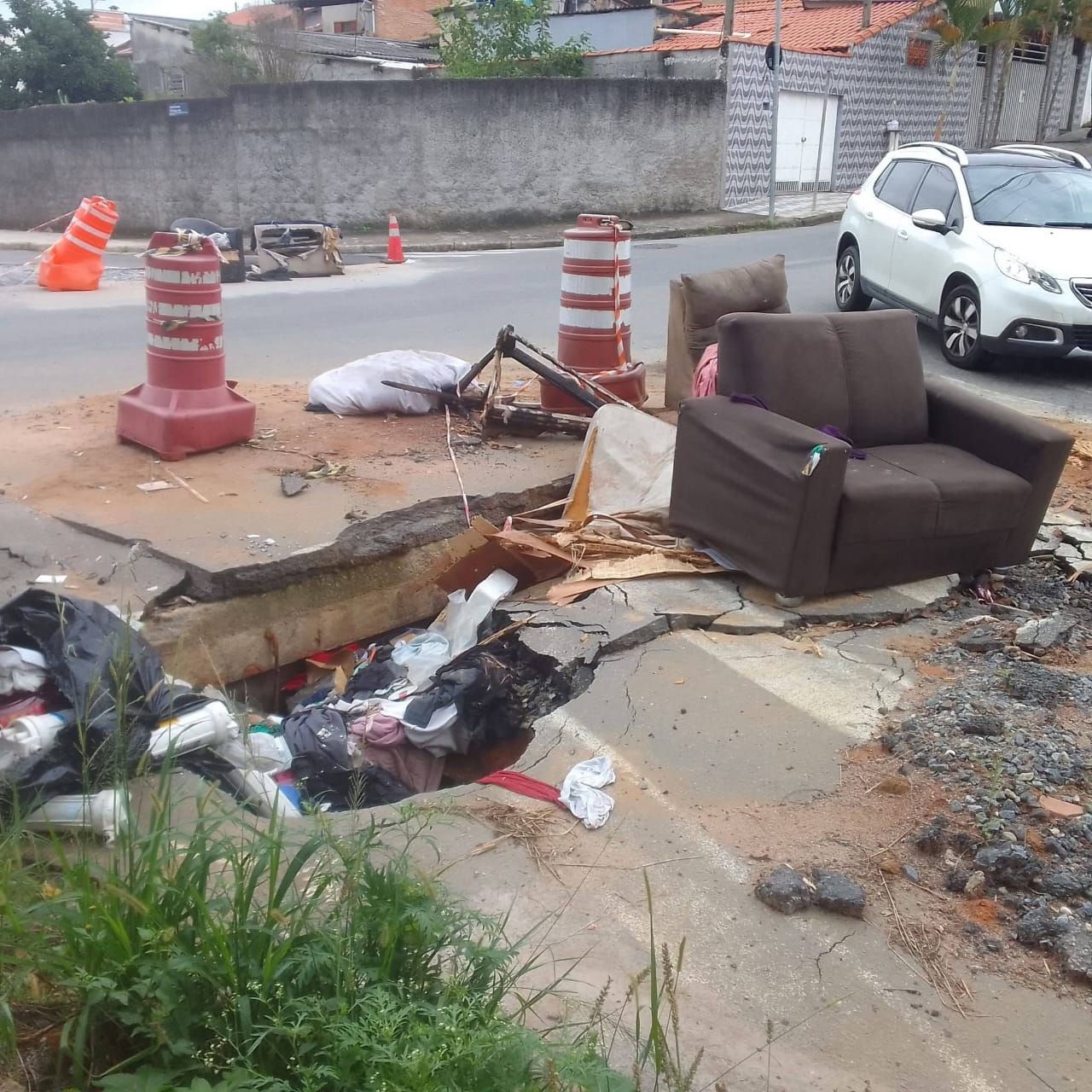 Cratera no Bairro Estiva em Taubaté se Torna Depósito Irregular de Lixo