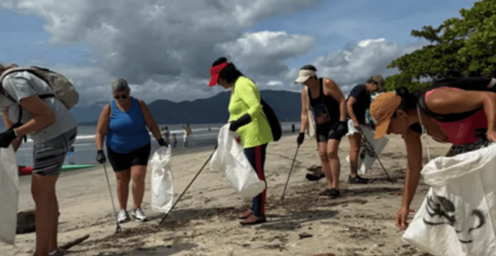 Mutirão recolhe 115 quilos de lixo na praia do Indaiá, em Caraguatatuba
