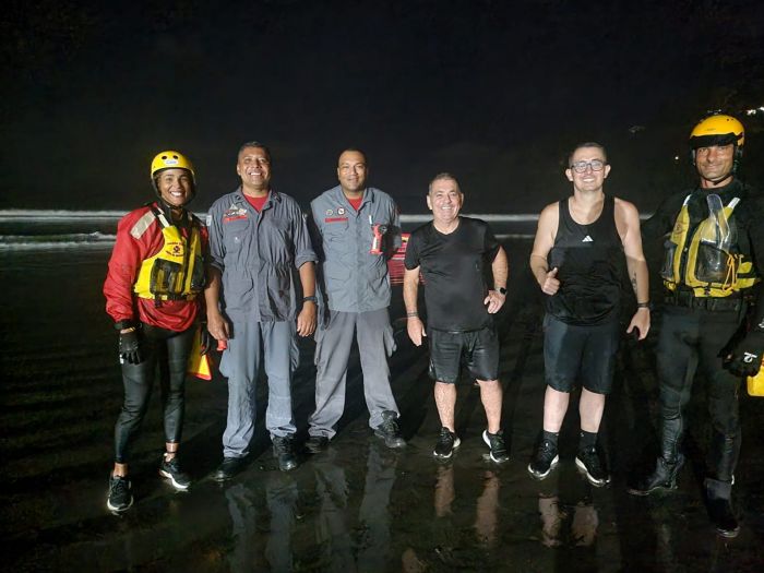 Pai e filho de São Carlos são resgatados após ficarem ilhados em praia de Ubatuba