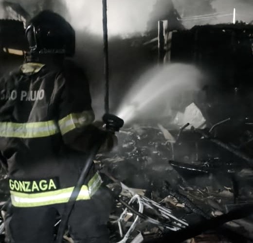 Incêndio atinge galpão em residência no bairro Perequê Mirim, em Caraguatatuba, durante a madrugada