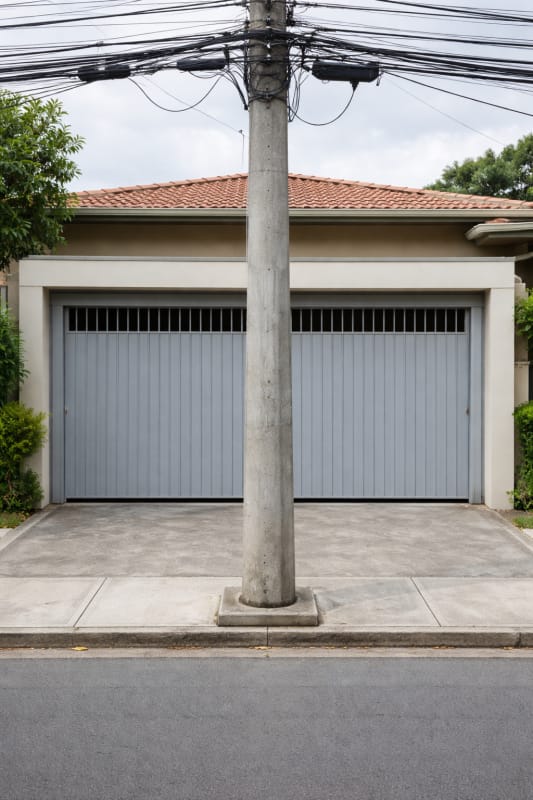 Postes que Bloqueiam Garagens de Moradores em Taubaté Serão Retirados por Nova Lei