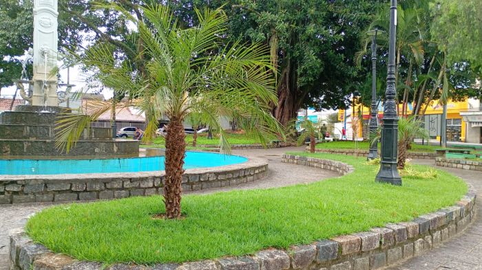 Praça São Benedito recebe revitalização paisagística em Pindamonhangaba
