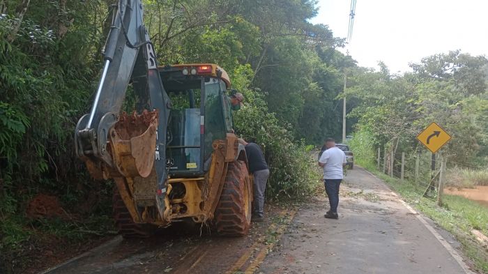 Prefeitura atua na desobstrução da Estrada José Benedito Marcondes Vieira após chuvas em Pindamonhangaba