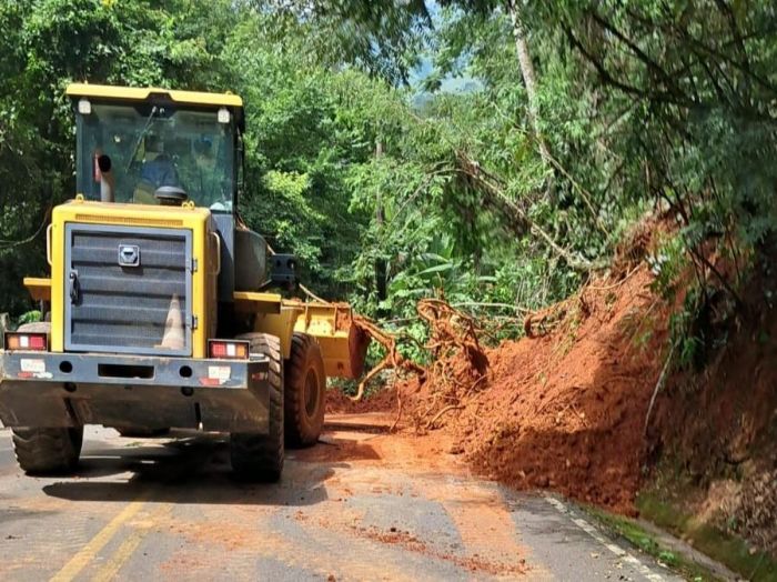 Prefeitura realiza ação emergencial após chuvas na estrada do Macuco em Taubaté