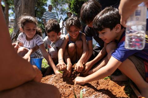 Arte nas ruas transforma bocas de lobo em alerta ambiental no Três Marias, em Taubaté