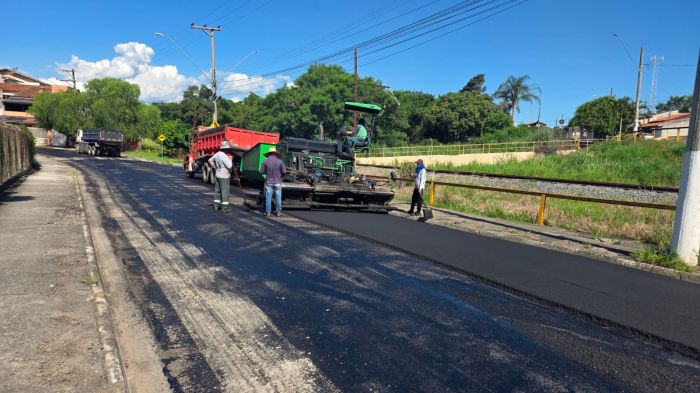 Prefeitura de Pindamonhangaba inicia recapeamento no Mombaça e prevê asfalto novo em mais de 100 ruas