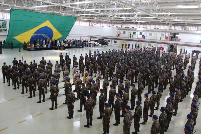 Taubaté celebra Dia da Aviação do Exército com desfile militar e apresentação de helicópteros