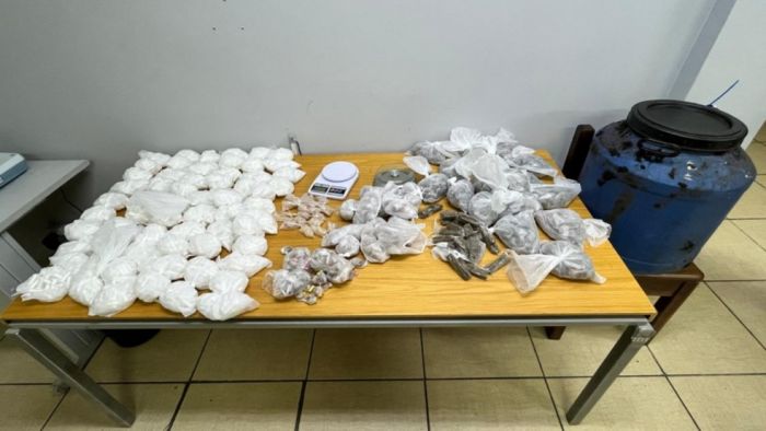 Mais de 2 mil porções de drogas apreendidas em tonel enterrado em mata de Taubaté